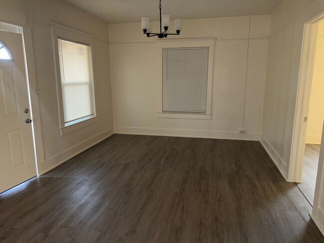Foto del edificio - Remodeled 1 bedroom 1 bathroom with a den!