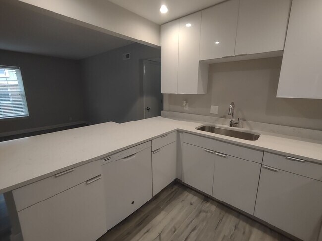 Building Photo - Pristine move-in ready condo located in Di...
