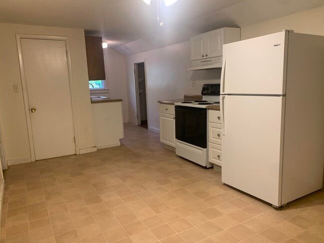 Building Photo - 354 Main St