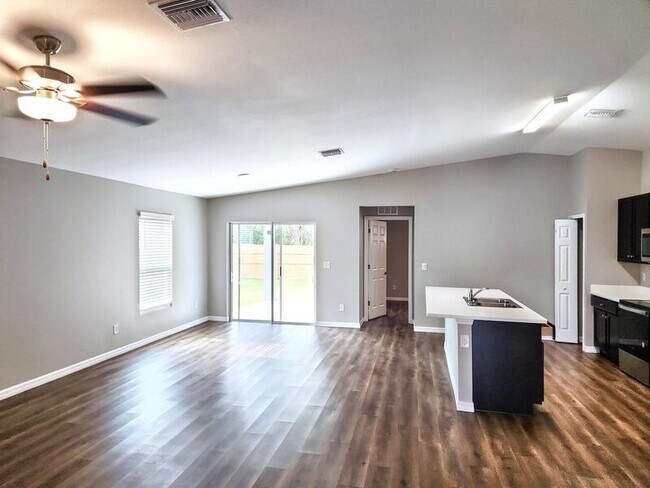 Building Photo - 5943 Bobolink St