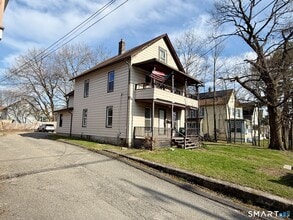 Building Photo - 690 Main St
