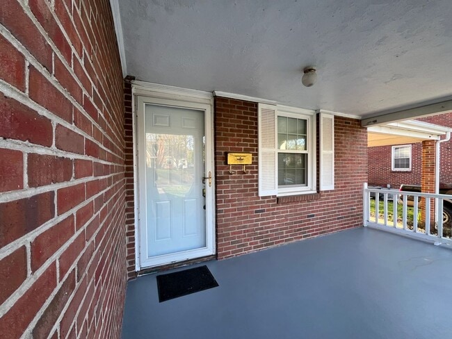 Foto del edificio - Charming Brick House off Fort Avenue