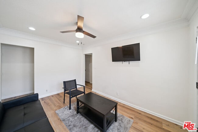 Foto del edificio - 1163 W 38th St
