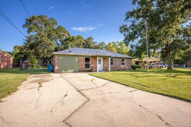 Foto del edificio - 3 Bed 1 Bath Home In Pascagoula - New Appl...
