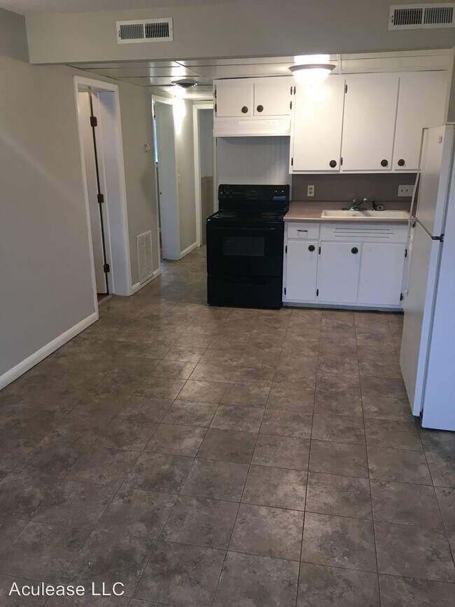Building Photo - 505-505 Holly Ln