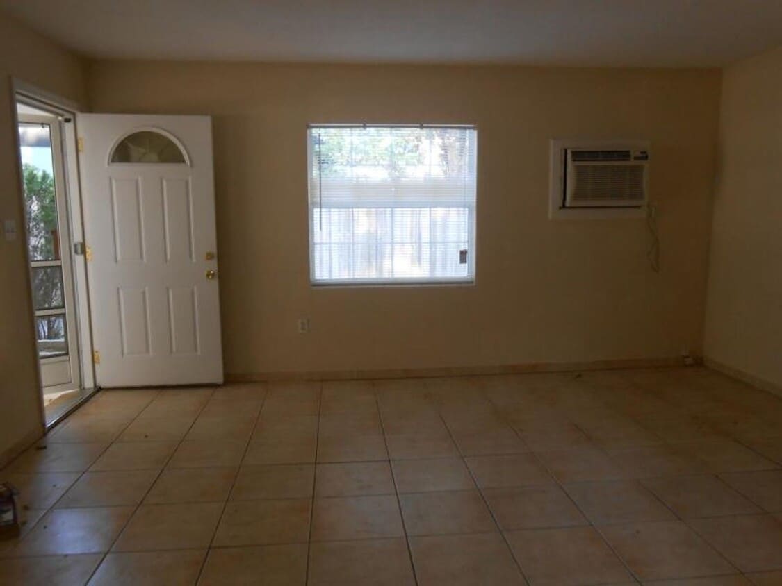 2/1 Duplex in College Park Area - 2/1 Duplex in College Park Area