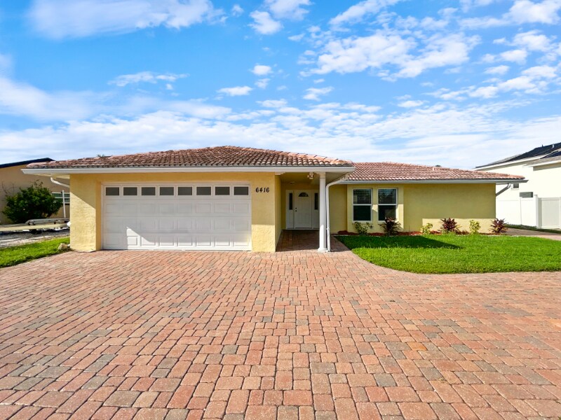 Foto principal - 6416 Lake Sunrise Dr
