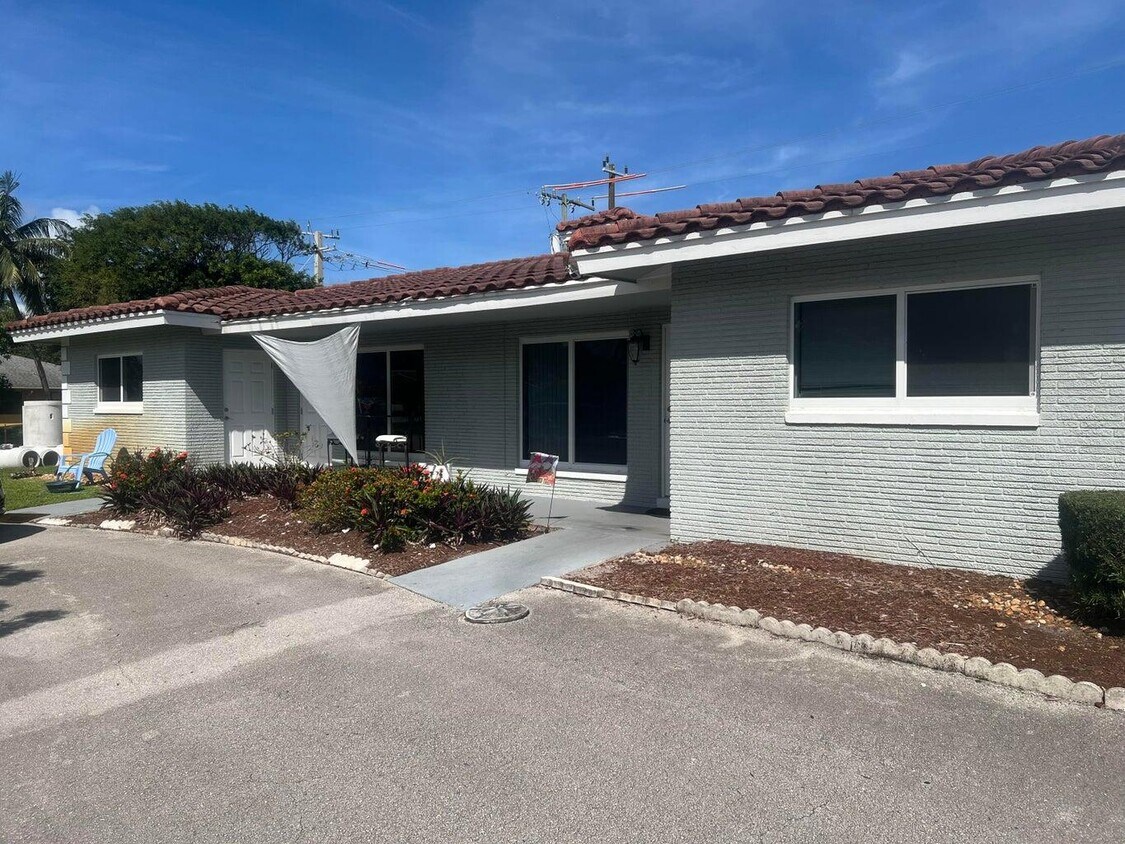 Foto principal - 2494 NE 5th Ave