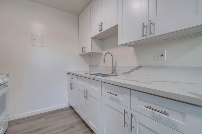 Interior Photo - 3528 W Adams Blvd (B)