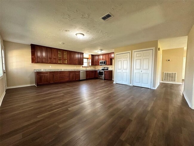 Building Photo - 1606 Stone Lake Dr