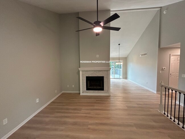 Living Room - 1045 N Lincoln St