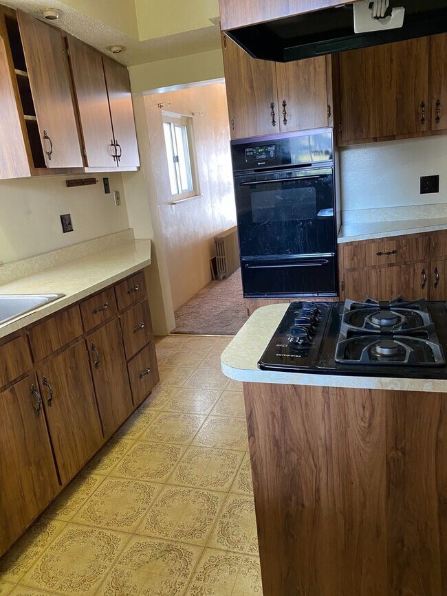 Building Photo - AVAILABLE NOW - Spacious 2+ Bedroom Home S...