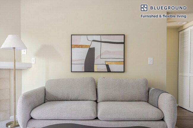 Foto del edificio - 250 S San Fernando Blvd