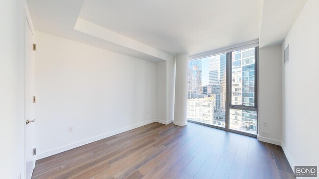 Building Photo - 635 W 59th St