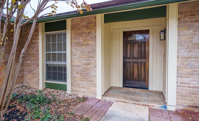 Building Photo - 8806 Thatch Dr
