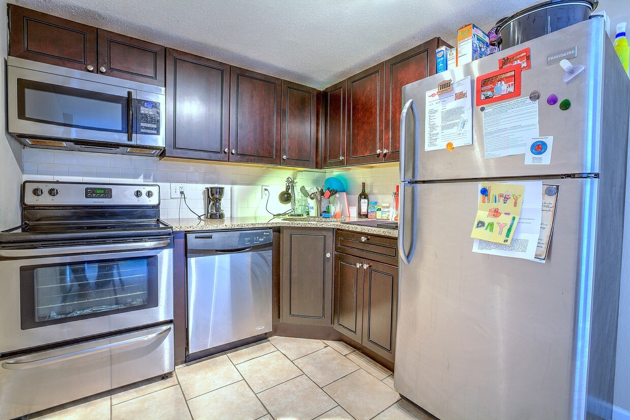 Foto principal - 4049 W Pine Blvd