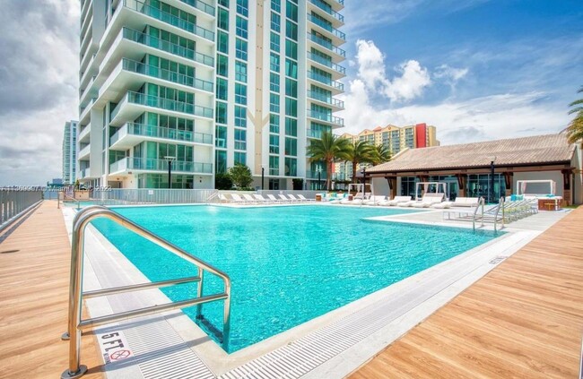 Foto del edificio - 330 Sunny Isles Blvd