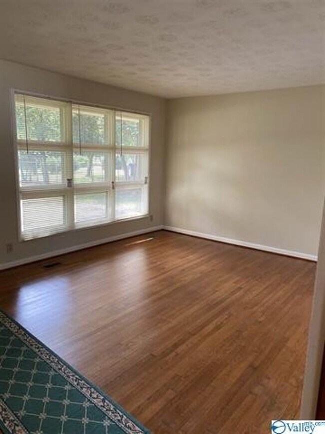 Building Photo - Newly remodeled 3 bedroom/2.5 bath brick h...