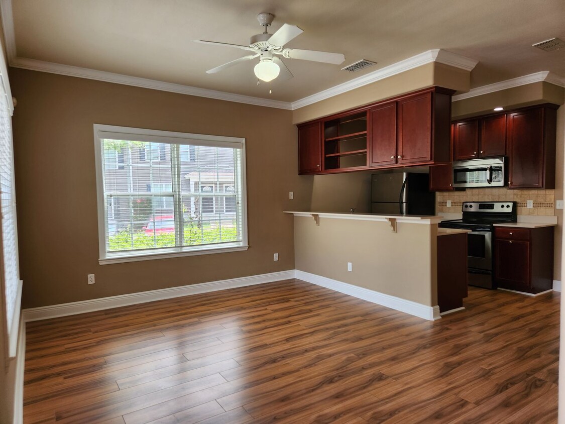 Foto principal - Upscale 3/3 town home in University Green ...