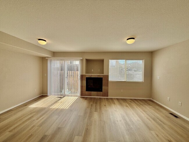 Building Photo - 3 Bedroom Townhome in a Convenient Location