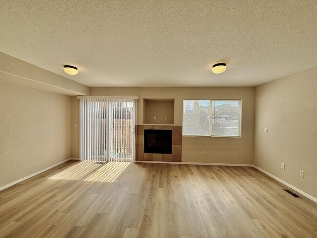 Foto del edificio - 3 Bedroom Townhome in a Convenient Location