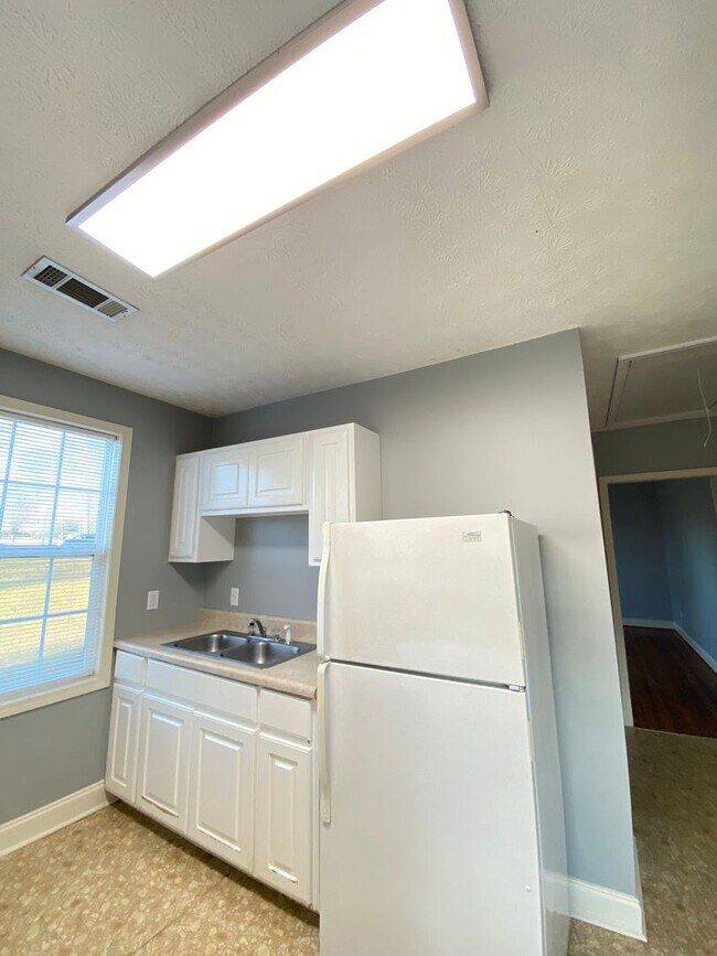 Building Photo - Great Location! Available June 2026!
