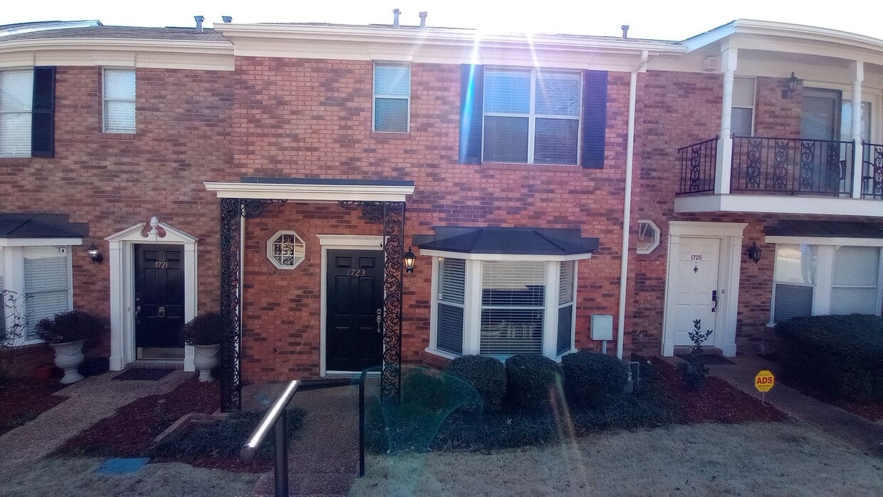 Primary Photo - 2 bedroom 2.5 bath Cond in Reston Place