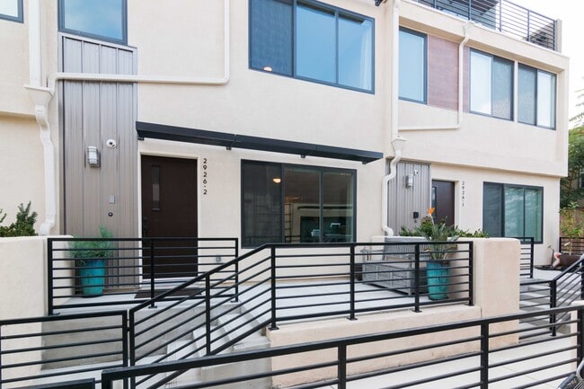 Building Photo - Luxury Townhome Centrally Located in Silverlake!
