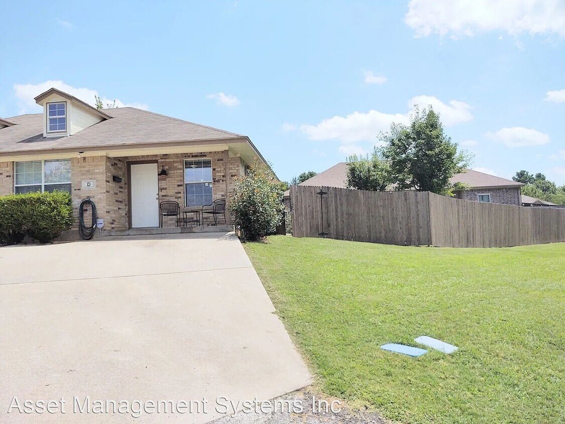 $1195 -Charming duplex in Pilot Point - $1195 -Charming duplex in Pilot Point
