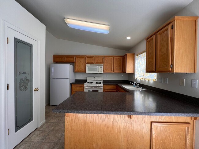 Foto del edificio - Centrally located 3 bedroom home in Fernley- 3 car garage