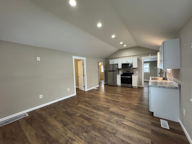 Building Photo - Fully renovated single family house