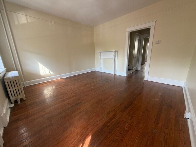 Foto del edificio - Beautiful brick two-story townhome
