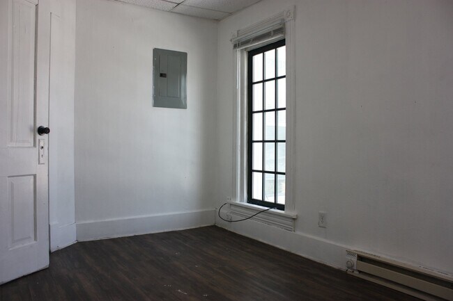 Foto del edificio - 303 Logan Ave