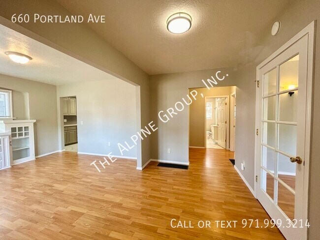 Building Photo - Three Bedrooms + Bonus in Gladstone
