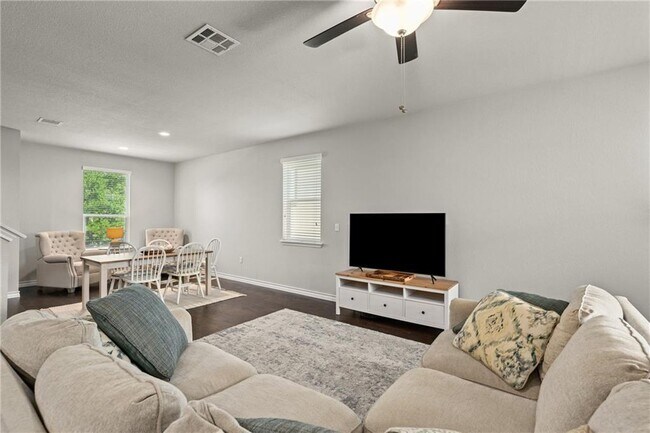 Foto del edificio - 5308 Golden Canary Ln