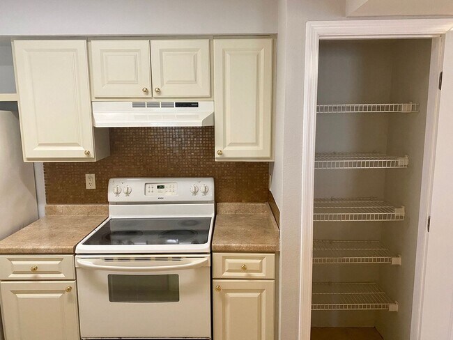 Foto del edificio - RENT BY OCTOBER 15th and GET THE REST OF O...
