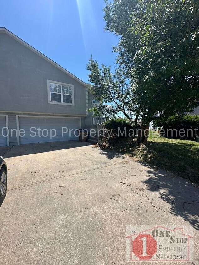 Foto principal - Spacious 3 Bed, 3 Bath Home in Raymore wit...