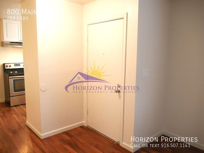 Building Photo - Remodeled 2 Bed 1 Bath Triplex Unit in Wes...