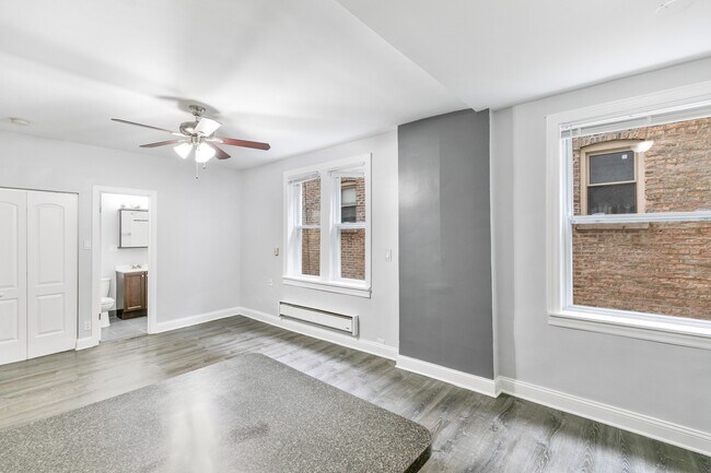 Building Photo - 5860 N Kenmore Ave