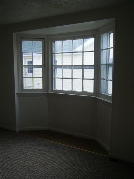 Building Photo - 523 Laurence Ave