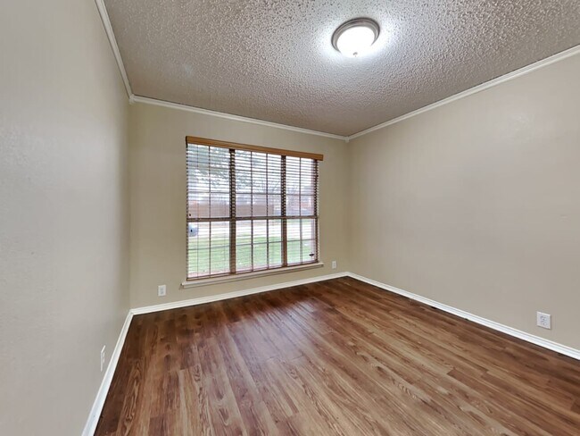 Building Photo - 1105 Iron Horse Dr
