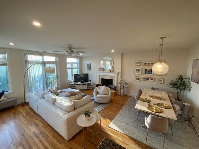 Living/Dining Space - 3013 N Ashland Ave