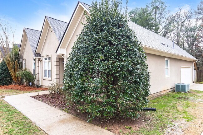 Foto del edificio - 1001 Saddlecreek Pkwy