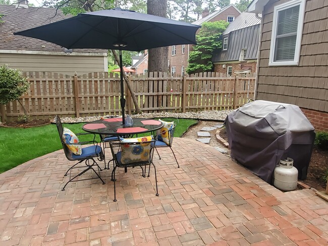 Outdoor dining & grill - 1018 W 45th St