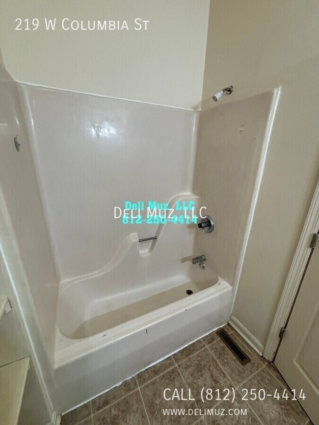 Foto del edificio - 219 W Columbia St