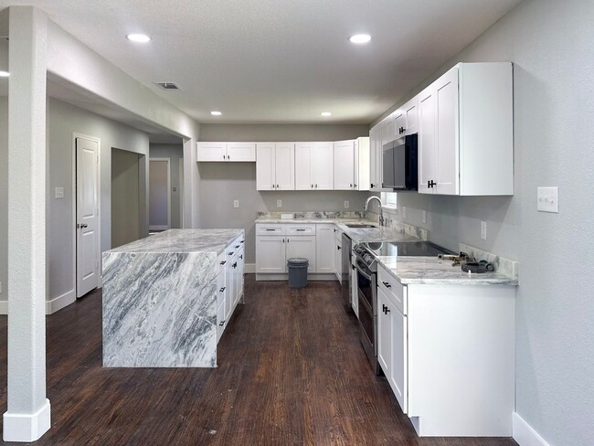 Photo - 4 Bedroom / 3 Full Bath / Huge Yard House