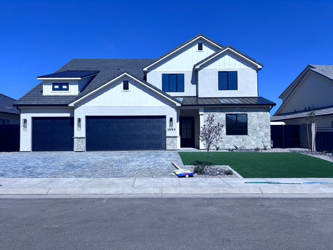 Foto principal - Brand New 6 Bed 4 bath home with built in ...