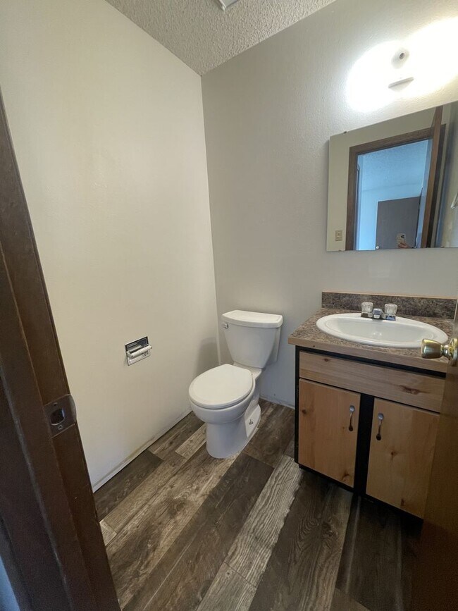 Foto del edificio - Two bedroom, one and bathroom townhome loc...