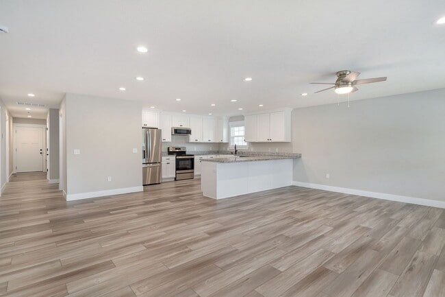 Building Photo - 1120 N Clay Ave