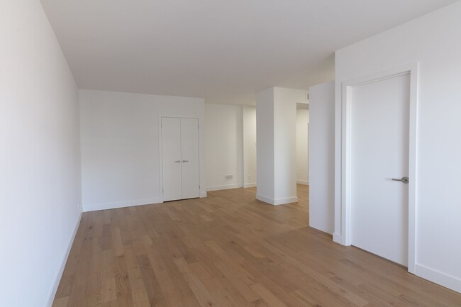 Building Photo - 3555 ch. de la côte-des-neiges